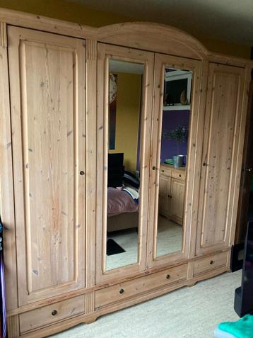 Mooie grote kleerkast in vol hout beschikbaar voor biedingen