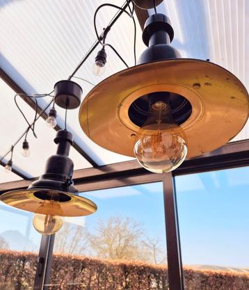 Industriele lampen
Zwart met goudkleur
 beschikbaar voor biedingen