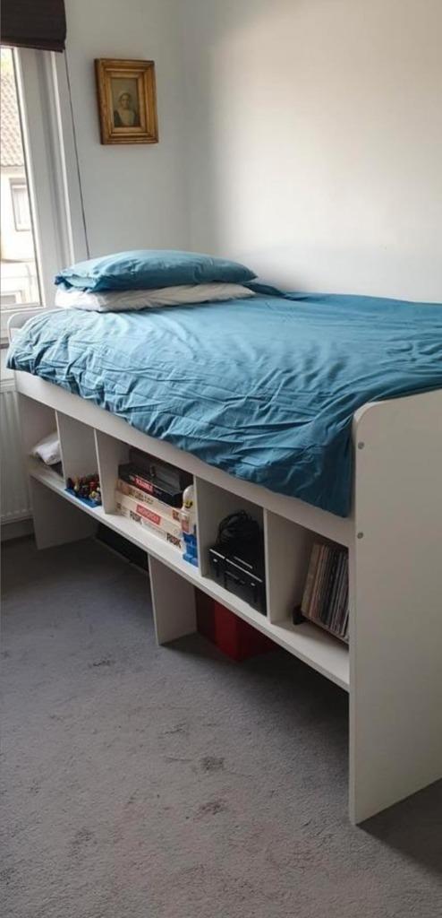 Witte hoogslaper met propere matras en bergruimte, Huis en Inrichting, Slaapkamer | Stapelbedden en Hoogslapers, Hoogslaper, 100 cm