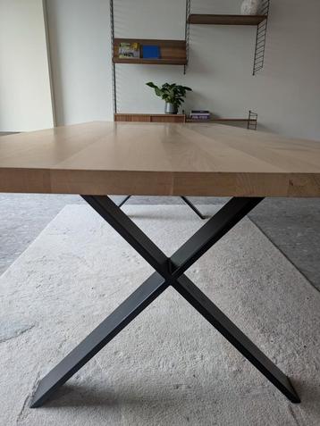 Tafel met eiken blad en stalen onderstel beschikbaar voor biedingen