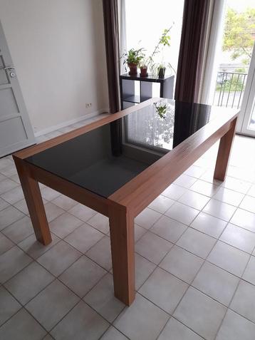 Tafel en bijpassende stoelen - table et chaises assorties beschikbaar voor biedingen