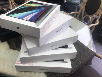 Lege dozen Apple Macbook Pro. beschikbaar voor biedingen