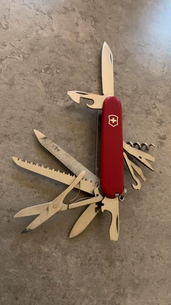 -VENDU- Victorinox nombreux outils, Caravanes & Camping, Outils de camping, Utilisé, Enlèvement ou Envoi