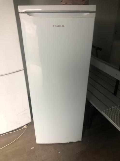 Koelkast FRIGIBEL, Elektronische apparatuur, Koelkasten en IJskasten, Zo goed als nieuw, Zonder vriesvak, 200 liter of meer, 140 tot 160 cm