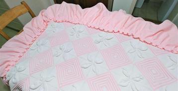couvre-lit fait main tricoté blanc et rose