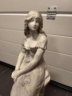 Statue ancienne de jeune femme assise style Art Nouveau, Enlèvement ou Envoi, Comme neuf