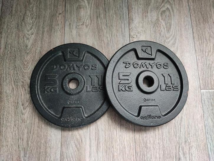 2 x 5kg Domyos halterschijven 2,8cm. (10kg) (Goede staat!), Sport en Fitness, Fitnessmaterialen, Zo goed als nieuw, Halterschijven