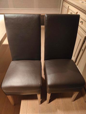 2 bruine, lederen stoelen te koop beschikbaar voor biedingen