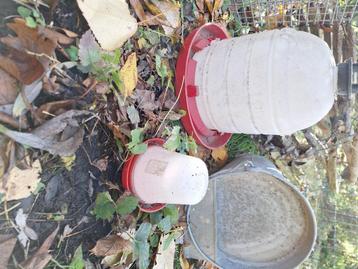 Voederbak en drinkbak voor kippen beschikbaar voor biedingen