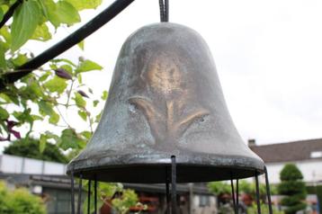 Bronzen windtuingong en bloembel. beschikbaar voor biedingen