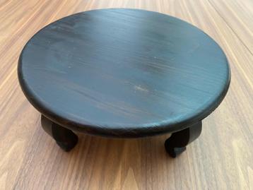 kleine ronde tafel in zwart hout 