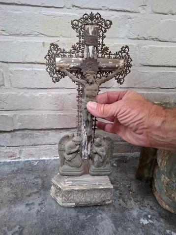 Houten kruis met metalen engelen, Christus en ornamenten beschikbaar voor biedingen