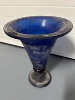 Vieux vase en verre bleu sablé H.42 cm, Minder dan 50 cm, Glas, Blauw, Gebruikt