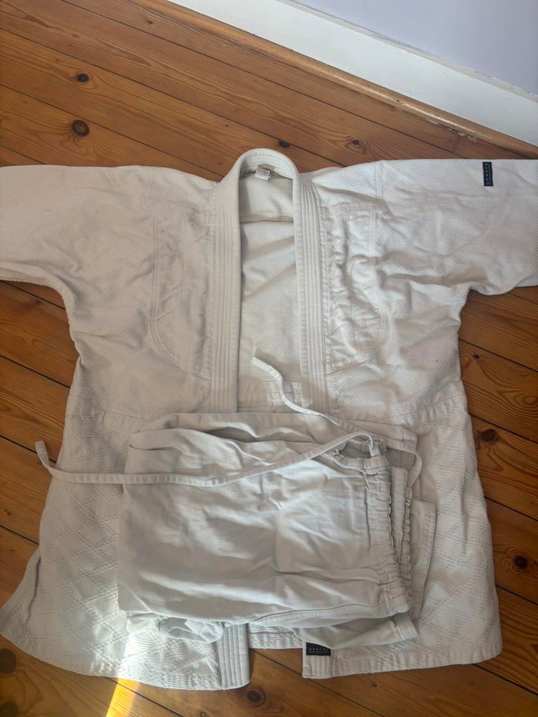 a vendre dobok taekwondo et kimono karate, Sport en Fitness, Vechtsporten en Zelfverdediging, Ophalen, Zo goed als nieuw, Karate