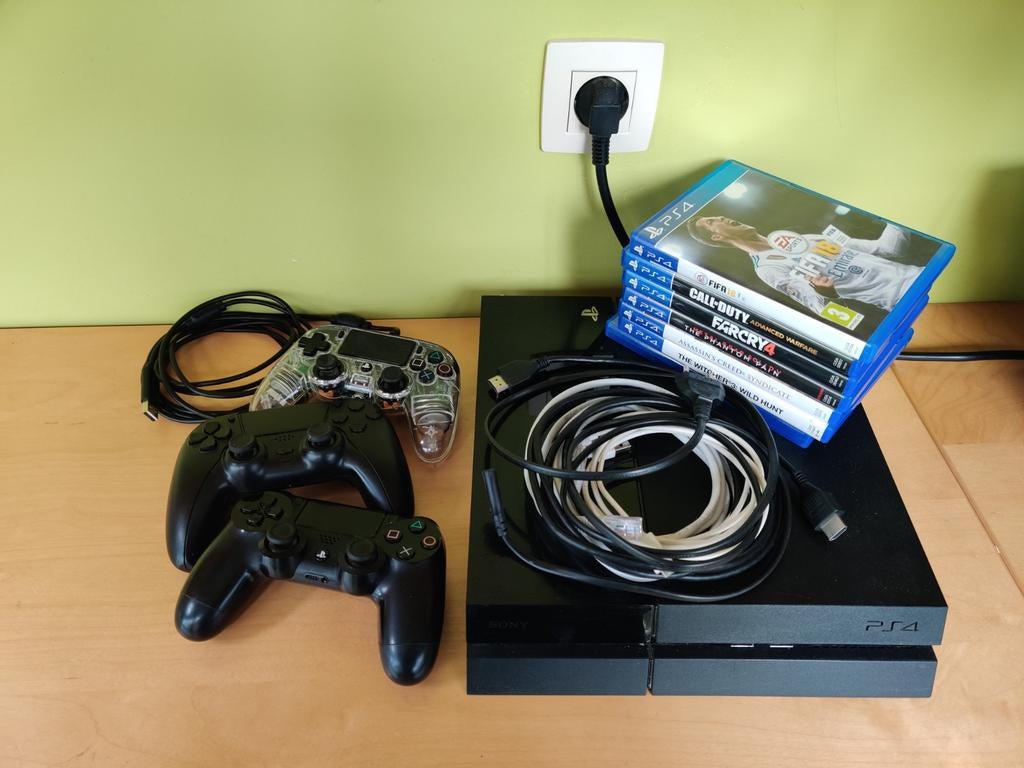 PS4 + 3 controllers + 7 games + toebehoren, Enlèvement