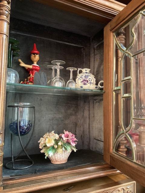 Antieke Mechelse kast met opzetstuk, Enlèvement