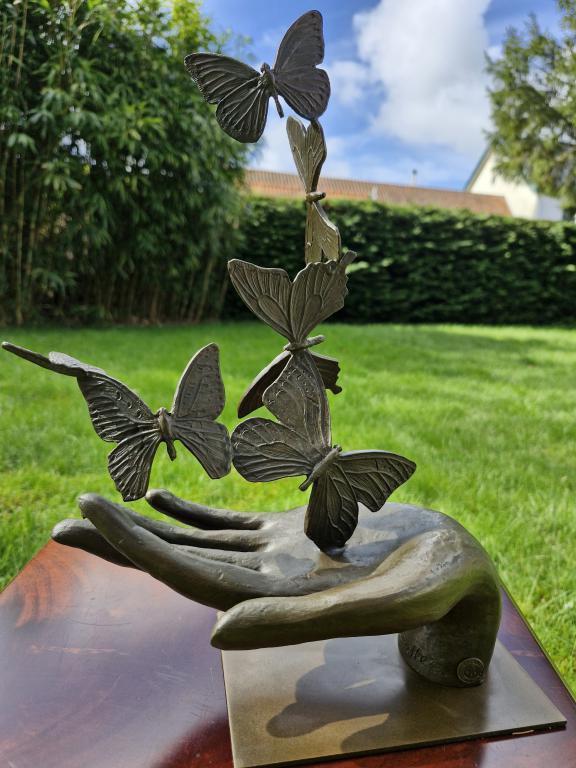 brons beeld , handen met vlinders, Antiquités & Art, Antiquités | Bronze & Cuivre, Bronze, Enlèvement ou Envoi