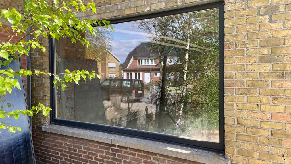 Groot pvc raam 295 b 170 h antraciet buiten, wit binnen, Doe-het-zelf en Bouw, Glas en Ramen, Ophalen, Zo goed als nieuw