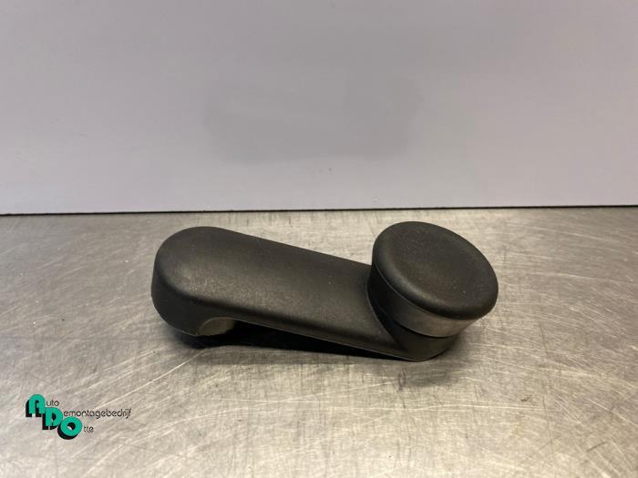 Manivelle de vitre d'un Opel Corsa (Corsa E 15-), Autos : Pièces & Accessoires, Vitres & Accessoires, Opel, Utilisé, 3 mois de garantie