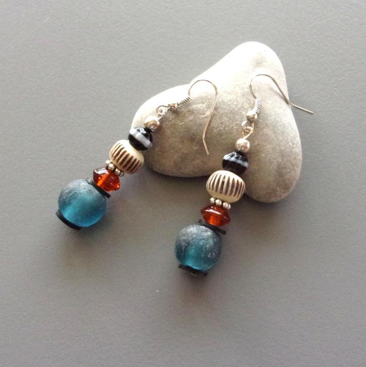 Boucles d'oreilles ethniques tribales bleues, noires, cognac, Bijoux, Sacs & Beauté, Boucles d'oreilles, Neuf, Pendantes, Verre