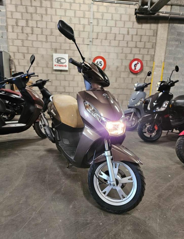 Peugeot Kisbee brun chocolat 50cc Classe A 2020 6 109 km, Vélos & Vélomoteurs, Scooters | Peugeot, Utilisé, Autres modèles, Classe A (25 km/h)