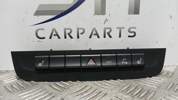 Commutateur chauffage siège d'un Mercedes A-Klasse, Autos : Pièces & Accessoires, Habitacle & Garnissage, Mercedes-Benz, Utilisé