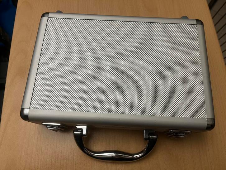 Babyllis Paris aluminium aktetas, Handtassen en Accessoires, Koffers, Gebruikt, Overige materialen, Minder dan 50 cm, Minder dan 35 cm