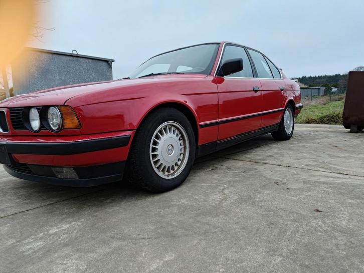 Voiture classique BMW E34, Autos, BMW, Particulier, Série 5, Essence, 4 portes, Boîte manuelle, Rouge, Gris, Tissu, Enlèvement