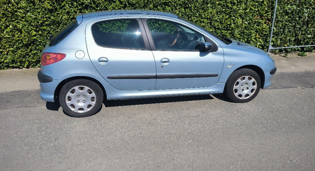 206, Autos, Peugeot, Particulier, Essence, Euro 4, Autre carrosserie, 5 portes, Boîte manuelle, Argent ou Gris, Enlèvement