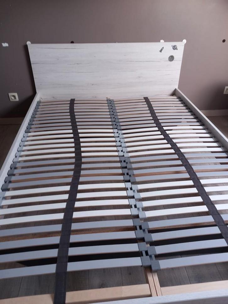 Lit + matelas + sommier – 150€, Maison & Meubles, Chambre à coucher | Lits, Utilisé, 140 cm, 200 cm, Autres matériaux, Blanc, Enlèvement