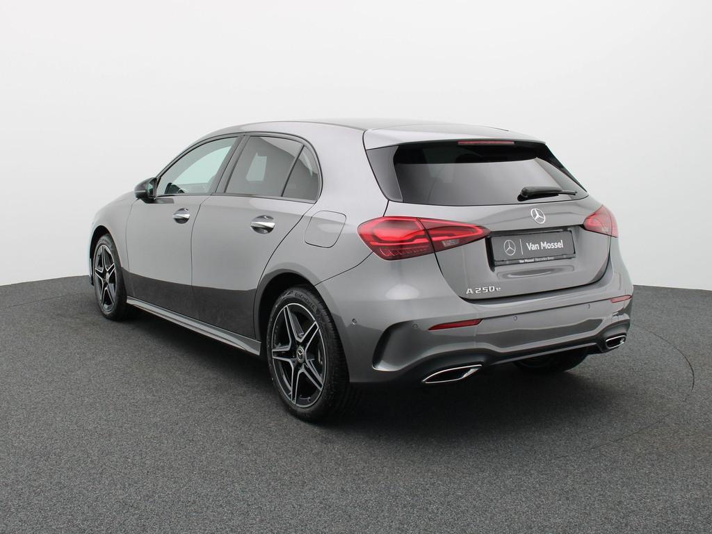 Mercedes-Benz A 250 e AMG Line + TREKHAAK + CARPLAY + NIGHTP, Stof, Zwart, 4 cilinders, 16 kWh