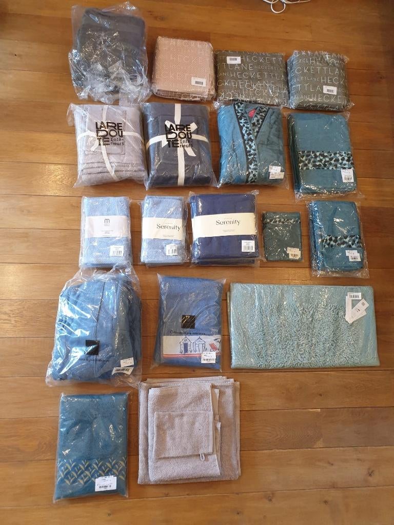 Lot d'essuis nouveaux marques premium, Maison & Meubles, Salle de bain | Linge de bain & Accessoires, Neuf, Serviette, Enlèvement ou Envoi