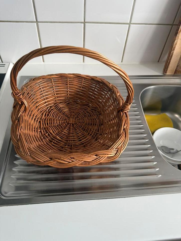 Handgevlochten rieten mand, Huis en Inrichting, Woonaccessoires | Schalen en Manden, Gebruikt, Mand, Riet, Ophalen