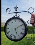 Dubbelzijdige buitenmuurklok in vintage/ retrostijl, Huis en Inrichting, Woonaccessoires | Klokken, Ophalen, Zo goed als nieuw