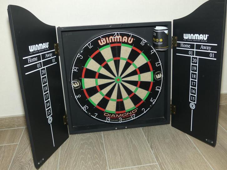 Dartsbord in kast, Sport en Fitness, Darts, Zo goed als nieuw, Dartbord, Ophalen