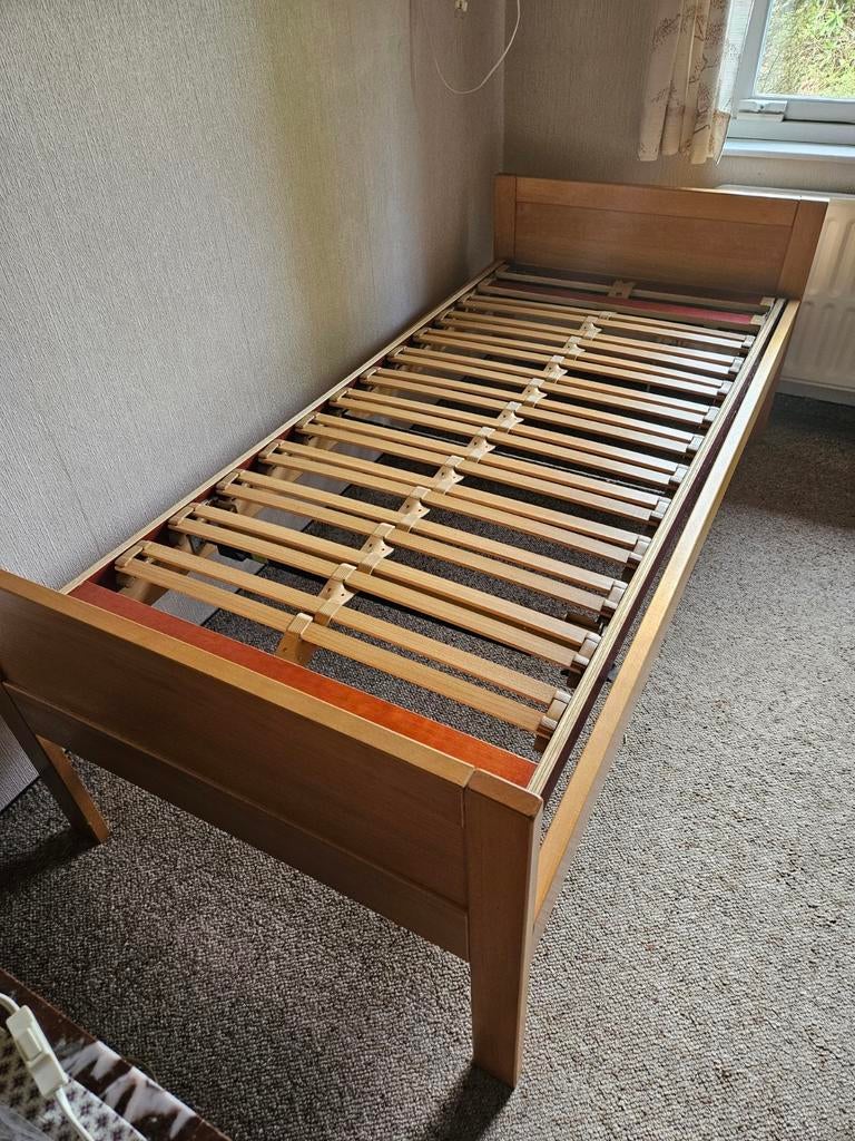 Lit en pin., Enlèvement