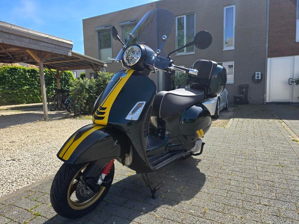 Vespa GTS Super 300 Racing Sixties 2021 met maar 2.000 kms!, Fietsen en Brommers, Ophalen, 300 cc, Zo goed als nieuw, Benzine