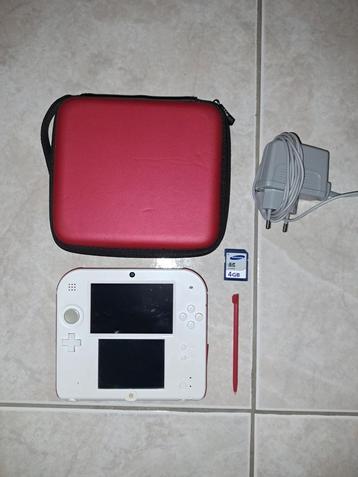 Très belle Nintendo 2ds blanche avec chargeur, carte mémoire
