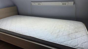 Bed 100x210 + matras + nachtkastje + kast beschikbaar voor biedingen