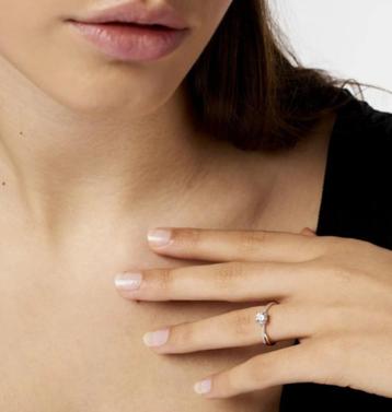Dana geelgouden ring met zirkoniumoxide beschikbaar voor biedingen