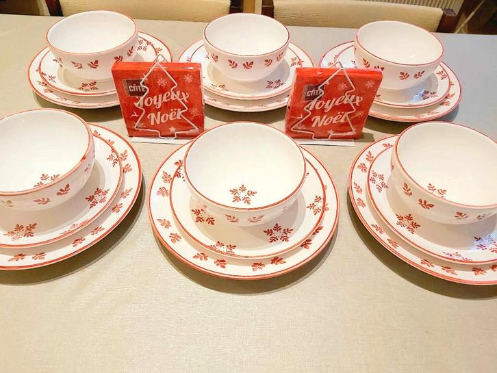 Servies Kerst incl tafelkleed (NIEUW) en accesoires, Diversen, Kerst, Nieuw, Ophalen