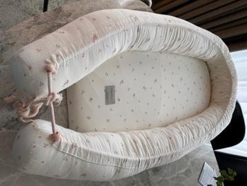 Luxe scandivanisch baby nest beschikbaar voor biedingen