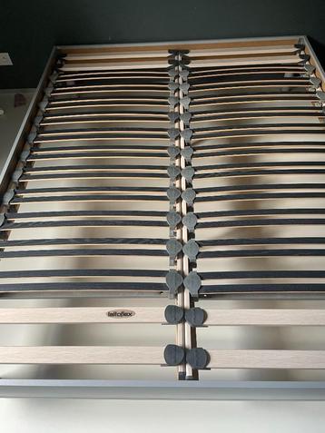 Bed met latoflex 1m60x200 beschikbaar voor biedingen