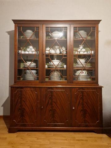 Vintage kast Engelse koloniale stijl beschikbaar voor biedingen