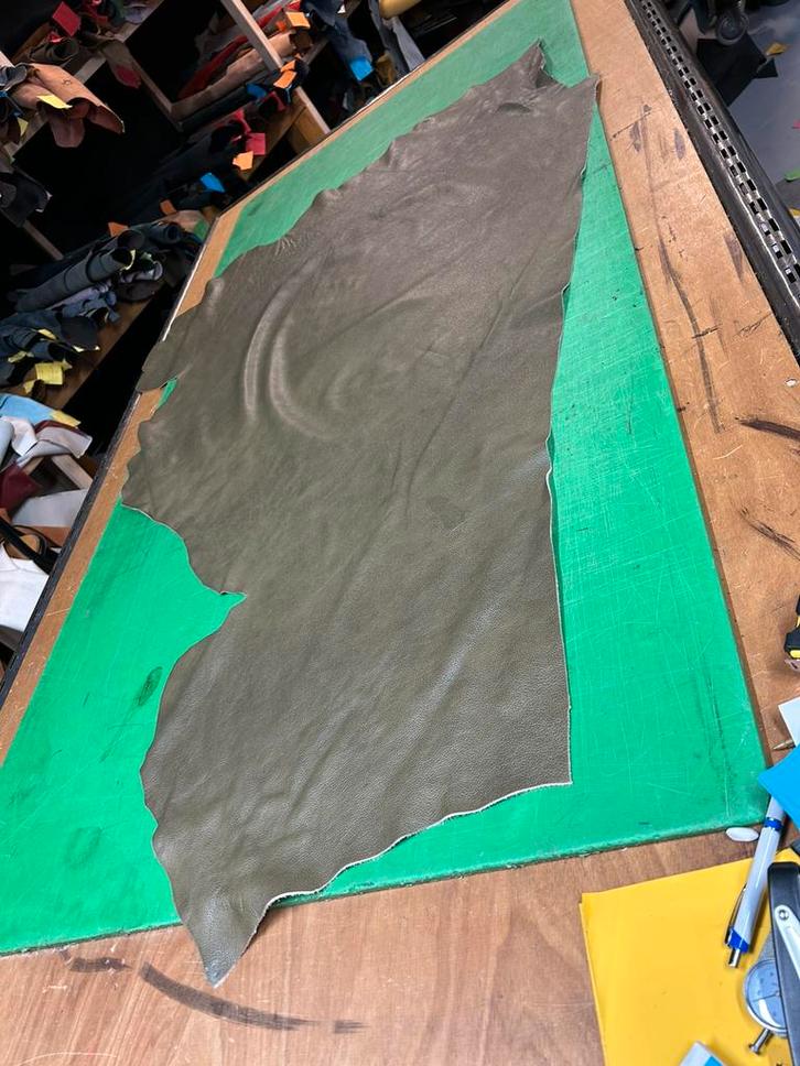 Olijf groen leer lappen 1.5 mm dikte soepel A-191/192, Hobby en Vrije tijd, Stoffen en Lappen, Groen, Ophalen of Verzenden