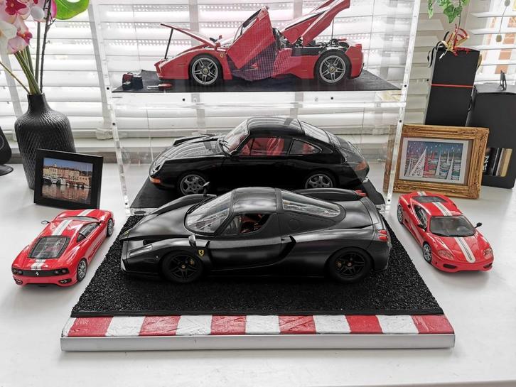 Ferrari Enzo Model 1:10 met display 46 cm Custom Made, Hobby en Vrije tijd, Modelauto's | 1:5 tot 1:12, Gebruikt, Auto, 1:9 t/m 1:12