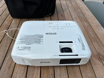 Beamer Epson wit + toebehoren (leuk voor cinema in de tuin) beschikbaar voor biedingen