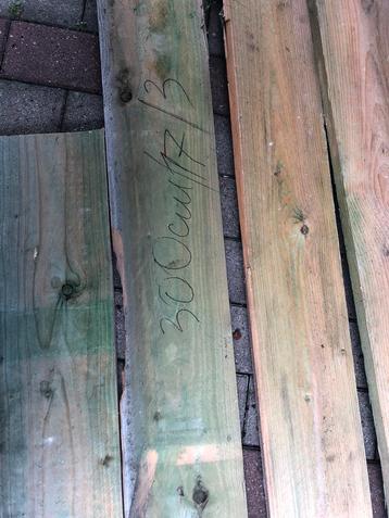 Houten plank beschikbaar voor biedingen