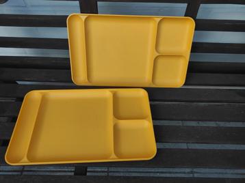 2 gele tupperware plateaus onderleggers trays met compartime beschikbaar voor biedingen