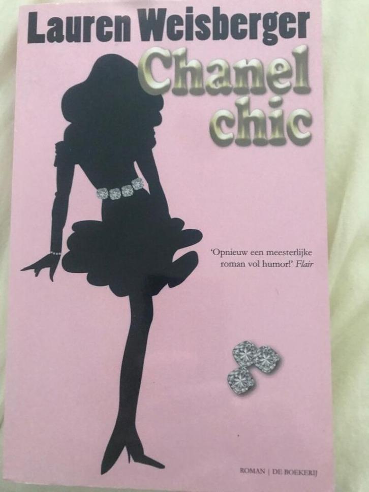 Chanel Chic Lauren Weisberger 367 blz, Boeken, Chicklit, Zo goed als nieuw, Ophalen of Verzenden